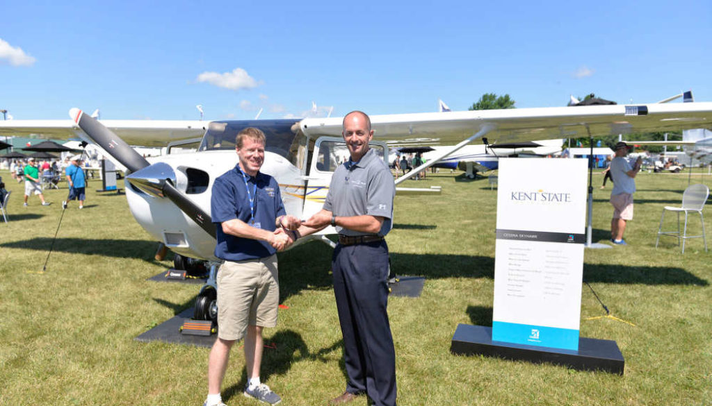 Cessna signs a multi year agreement with Kent State University delivers new Skyhawk